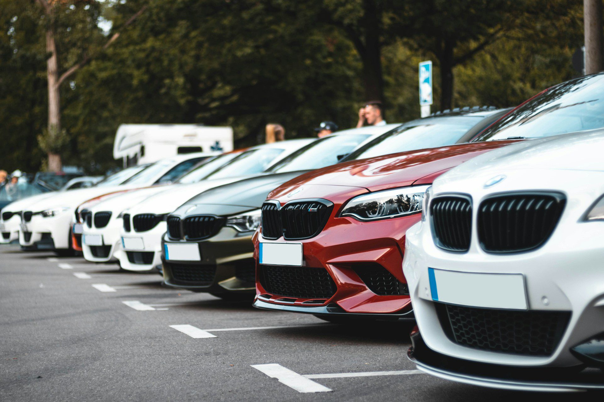 Viele bunte Autos aus der Vogelperspektive – Symbolbild für die Tarifvielfalt und Beitragsberechnung der KFZ-Versicherung.