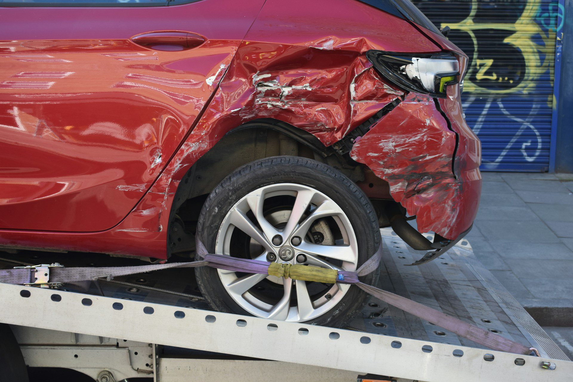 Ein Abschleppdienst lädt ein defektes Auto nach einer Panne auf – Symbolbild für die Leistungsübernahme durch einen Kfz-Schutzbrief.