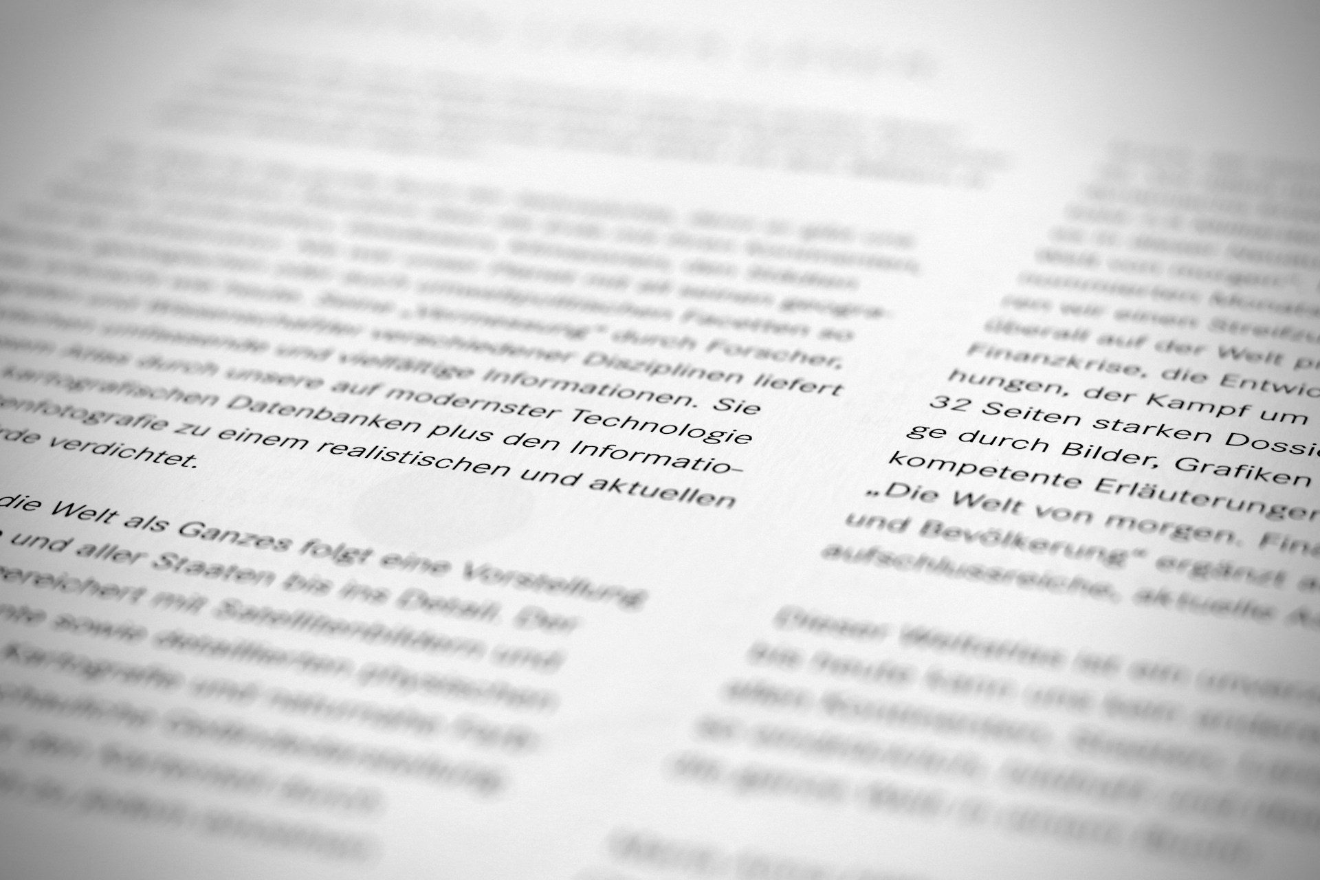 Ein ausgedrucktes Kündigungsschreiben für die Kfz-Versicherung kündigen auf einem Schreibtisch – Muster-Kündigung als PDF-Vorlage.